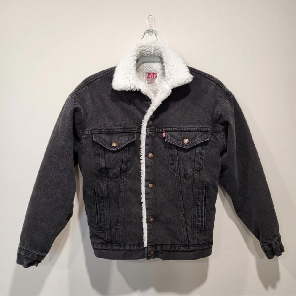 Vintage 90's black denim Sherpa lined Levi’s jacket 🖤